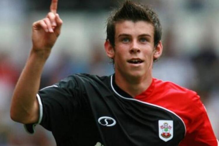 ค้นหาเอกสารสำคัญของ BBC Wales Today และคุณอาจพบว่า Gareth Bale อายุ 16 ปีออกจากบ้านพ่อแม่ของเขาในคาร์ดิฟฟ์และถูกขับไปที่เซาแธมป์ตันเพื่อฝึกซ้อม