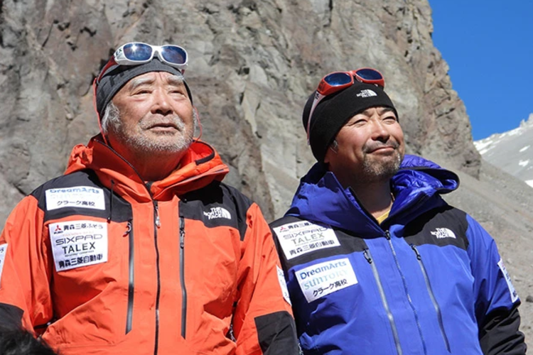 ในสถานบำบัดอายุ 90 ปี นักเล่นสกี Miura มองเห็นภูเขาไฟฟูจิ ประเทศอาร์เจนตินา